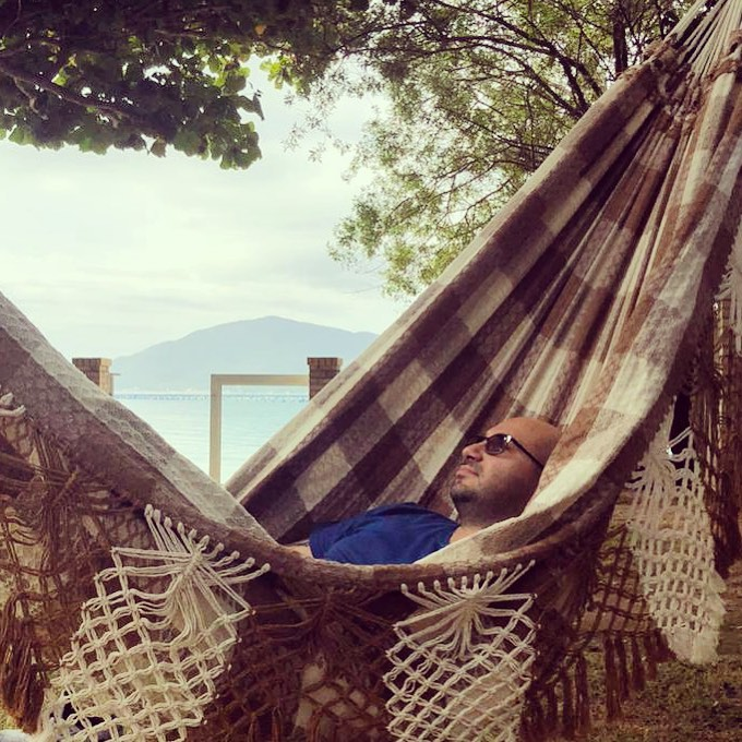 Pausa na rede, vista para o mar