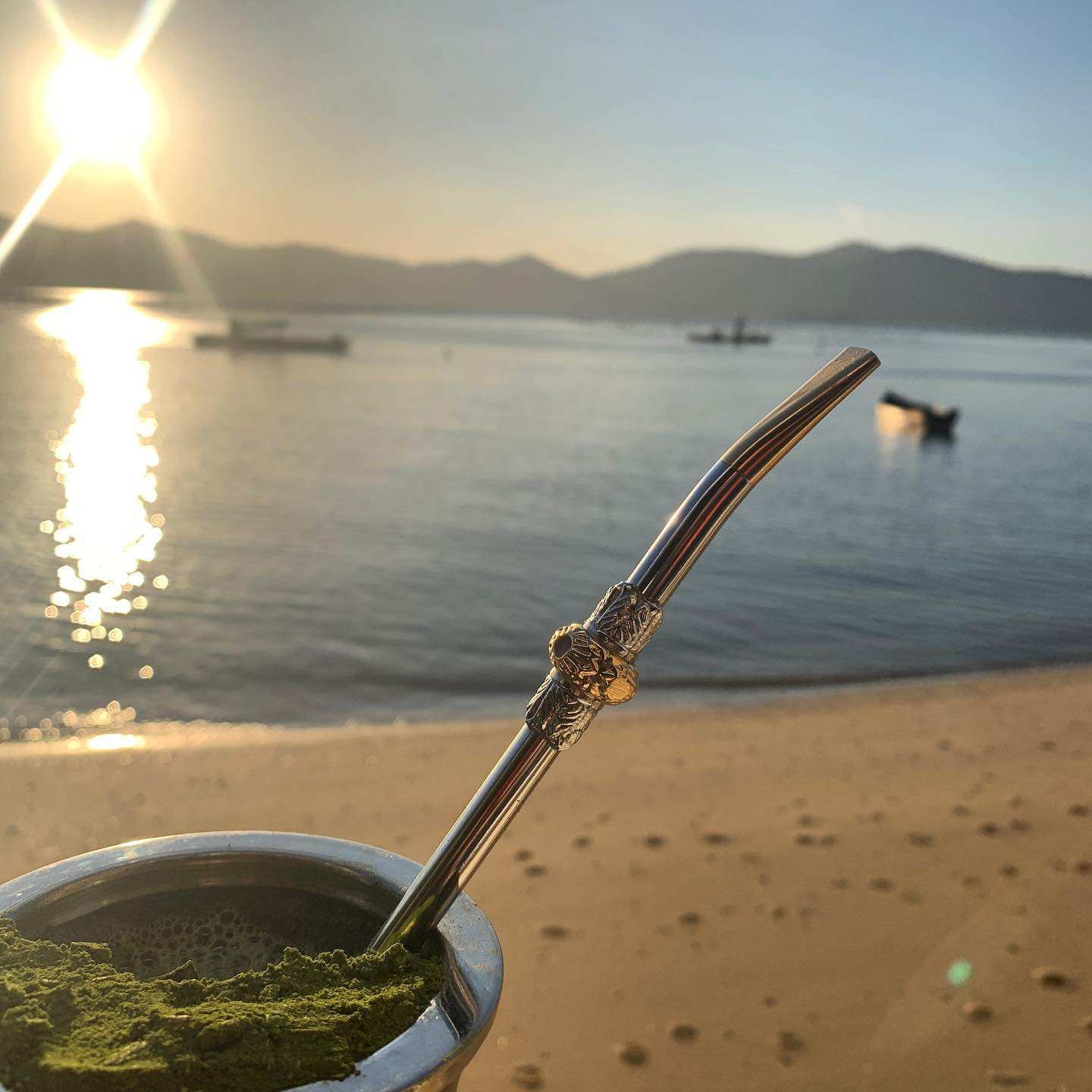 Amanhecer com chimarrão à beira d'água